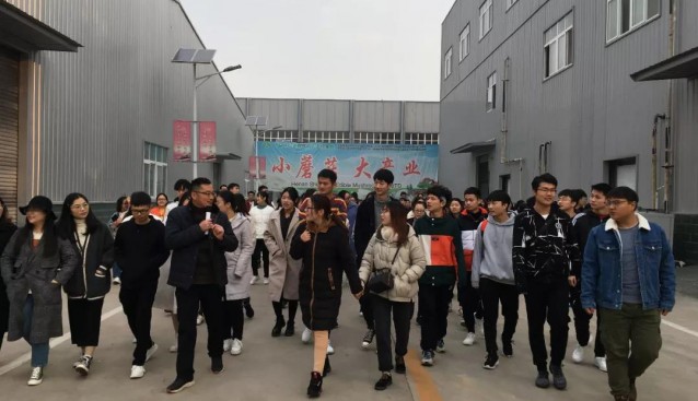 許昌學院近500名大學生到世紀香食用菌產業園參觀學習